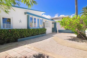 Exterior - Casa Del Mar: Beach Front Oasis (San Juan)