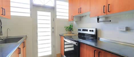 Fridge, oven, stovetop, cookware/dishes/utensils
