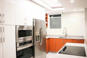 Fridge, oven, stovetop, cookware/dishes/utensils