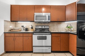 Refrigerador, microondas, horno y parrilla de estufa 