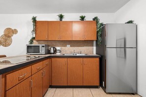 Geladeira, micro-ondas, cooktop, cafeteira/chaleira