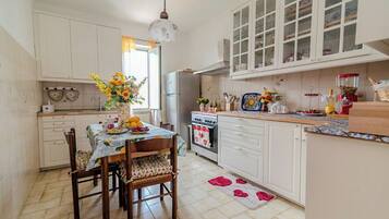 Apartamento, sacada | Cozinha privada | Cafeteira/chaleira