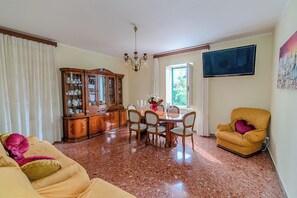 Leilighet, balkong | Oppholdsområde | En 32-tommers TV med kabel-kanaler