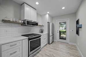 Mikrovågsugn, ugn, spishäll och diskmaskin