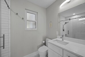 Dusche, Haartrockner, Bidet, Handtücher