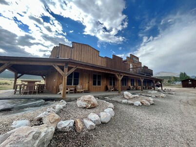Cabin 3 at the Almo Inn, Close to City of Rocks National Park and Castle Rock