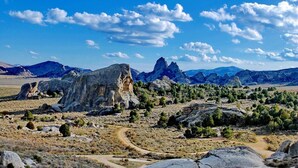 A rugged landscape with prominent rock formations and a clear sky. - Cabin 3 at the Almo Inn, Close to City of Rocks National Park and Castle Rock (Almo)