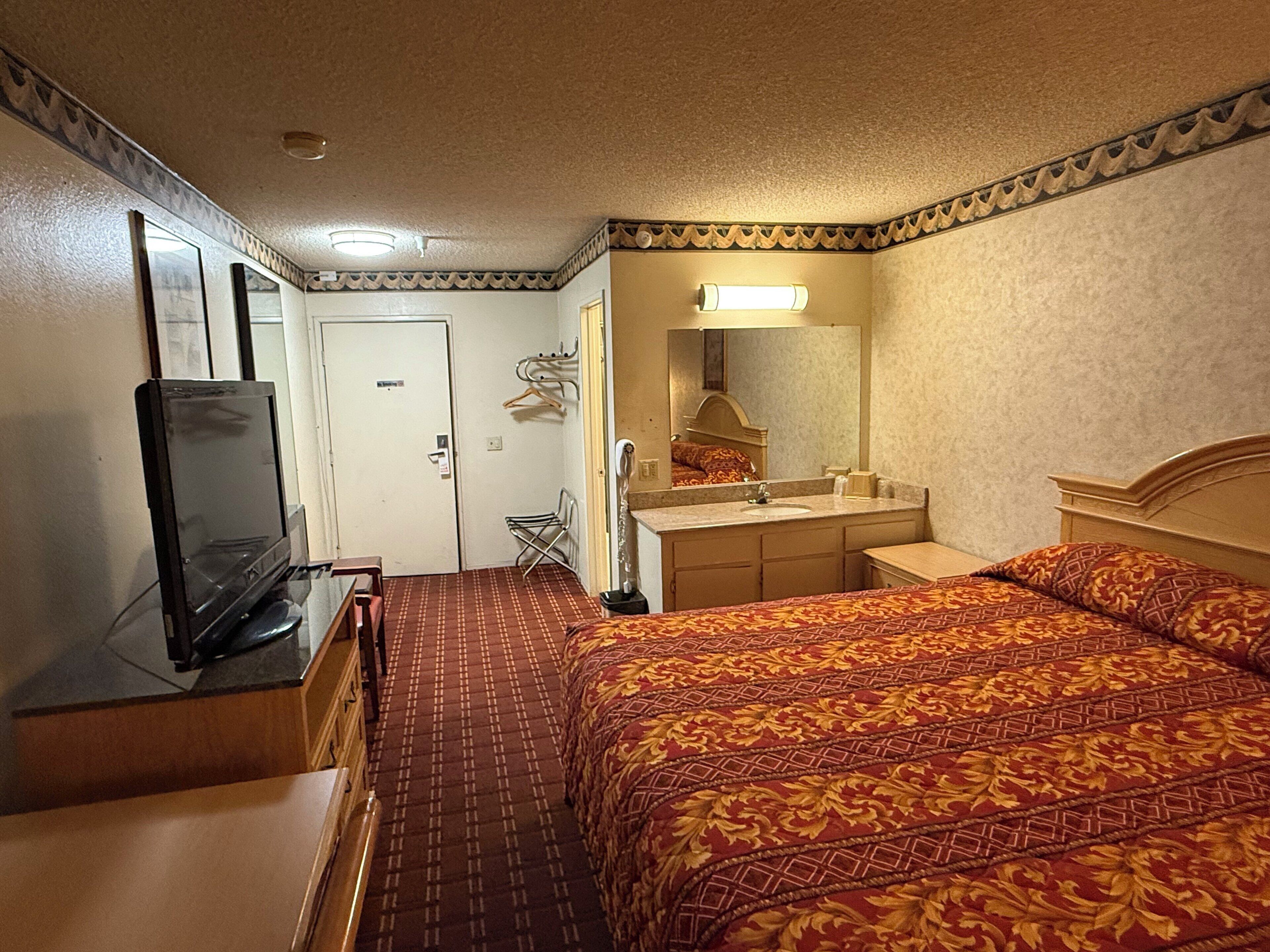 Iron/ironing board, free WiFi, bed sheets