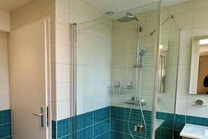Shower, hair dryer - Château Viéndal, Banda apartment (Vaudoncourt)