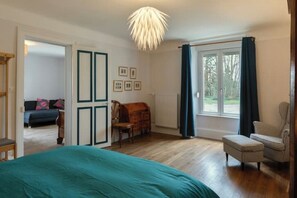 1 habitación, tabla de planchar con plancha, wifi y ropa de cama
