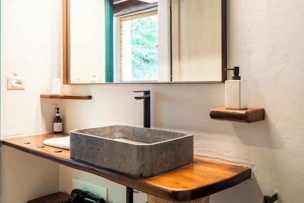 Een douche, een haardroger, een bidet, handdoeken