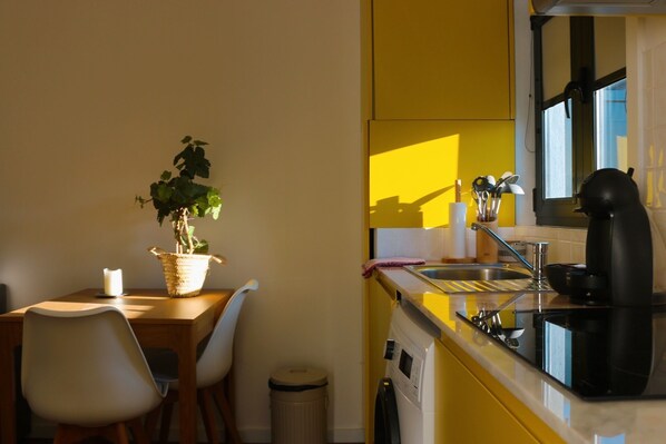 Réfrigérateur, micro-ondes, cafetière/bouilloire, bouilloire électrique