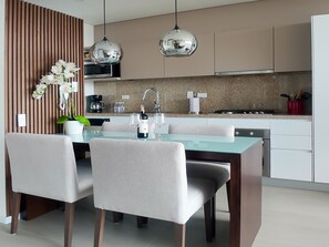 Fridge, microwave, oven, stovetop - Bogotá PLUS Parque93 Apartment (Bogotá)