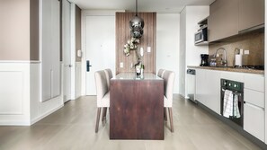 Een koelkast, een magnetron, een oven, een kookplaat