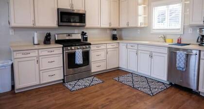 Spacious Vermilion House on the Lake