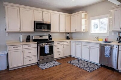 Spacious Vermilion House on the Lake