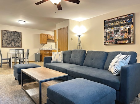 Smart TV . 2-bedroom Home in Reedsburg - 20min from Wisconsin Dells - Across from RAMC