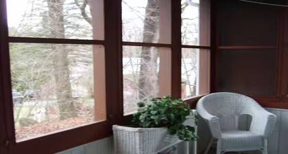 White Mountain Cozy Cottage of Bethlehem with hot tub
