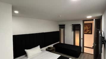 Escritorio, espacio para trabajar con un portátil, cortinas opacas