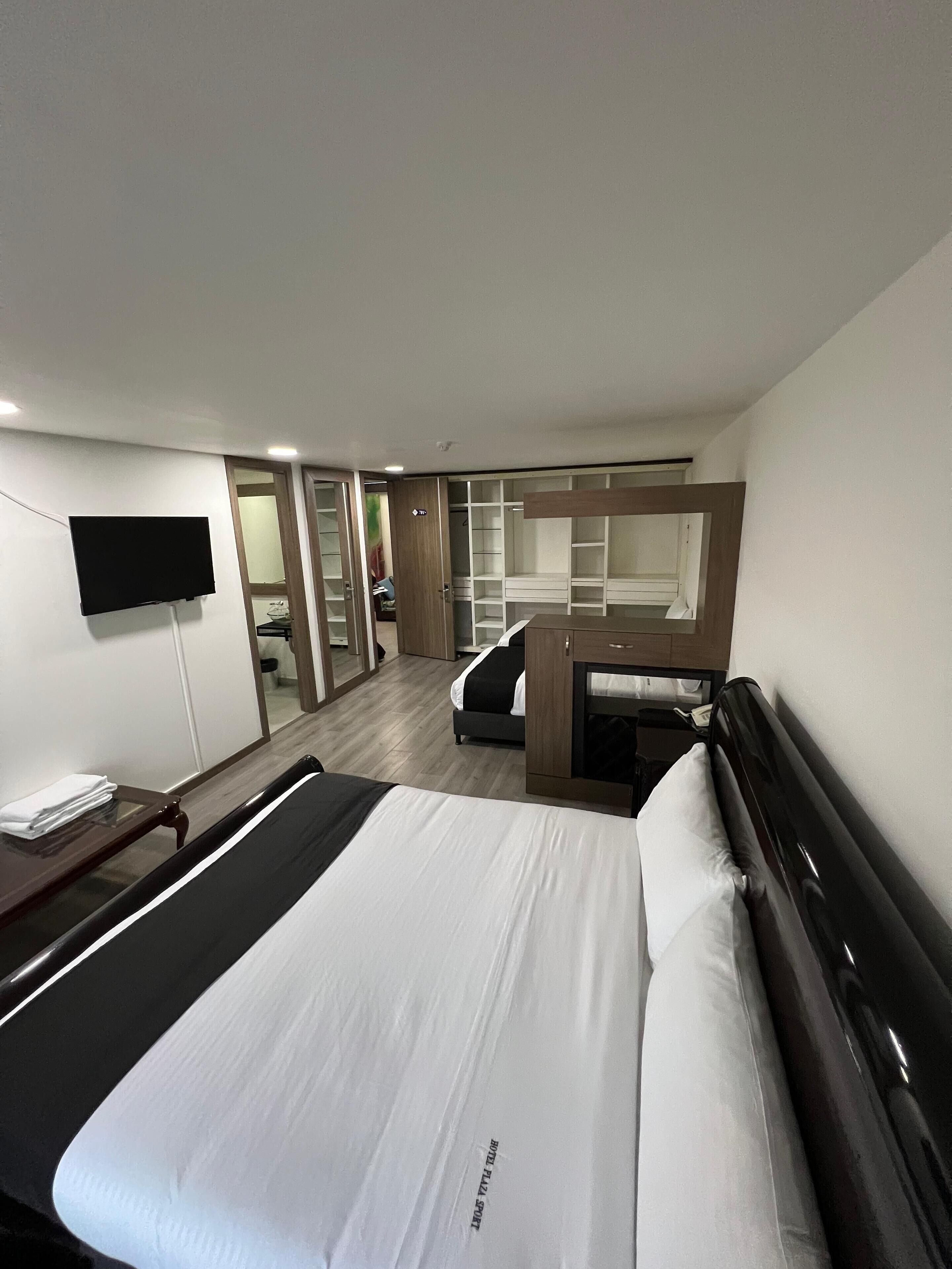 デスク、ノートパソコン用作業スペース、遮光カーテン、アイロ ン / アイロン台