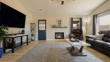 TV connectée, cheminée, livres