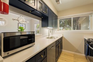 Fridge, microwave, oven, stovetop - Casa De Los Globos/Luxury 2 Bedroom Home Walking Distance to Balloon Fiesta Park (Albuquerque)