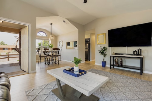 Casa De Los Globos/Luxury 2 Bedroom Home Walking Distance to Balloon Fiesta Park