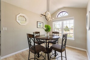 Dining - Casa De Los Globos/Luxury 2 Bedroom Home Walking Distance to Balloon Fiesta Park (Albuquerque)