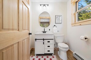 Shower, hair dryer, towels, soap - Pointers Den-Fireplace, Arcade, 2 Primary Suites (Bethel)