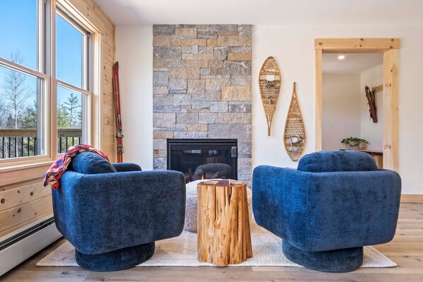 Living area - Pointers Den-Fireplace, Arcade, 2 Primary Suites (Bethel)