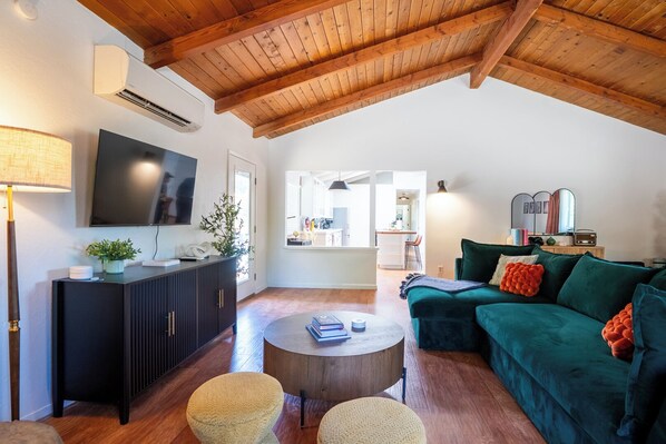 Televisor intel·ligent, llibres i estèreo