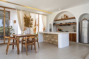 Refrigerador, placa de cocina, cafetera/tetera, utensilios de cocina