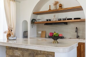 Kjøleskap, kokeplater, kaffetrakter/tekoker og kjøkkenutstyr