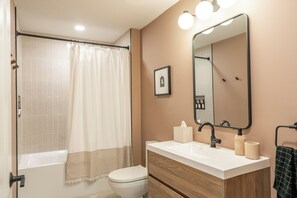 Secador de pelo, toallas, jabón, shampoo