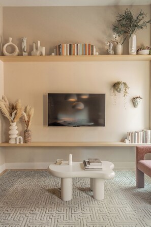 Smart TV, books - Chic Artisan Loft w/Stylish Design / The Sculptor (Philadelphia)