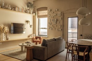 Smart TV, books - Chic Artisan Loft w/Stylish Design / The Sculptor (Philadelphia)