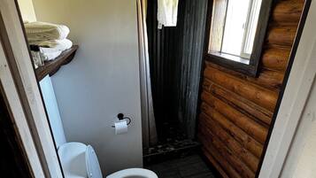 Douche, sèche-cheveux, serviettes fournies, savon