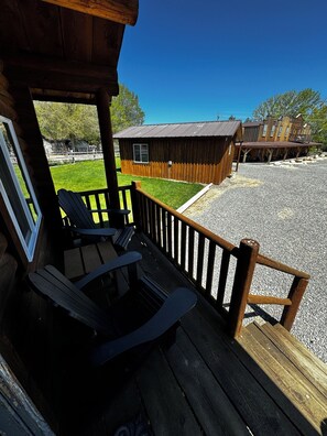 Terrace/patio - Cabin 5 at the Almo Inn Near City of Rocks/Castle Rocks Parks in Idaho (Almo)