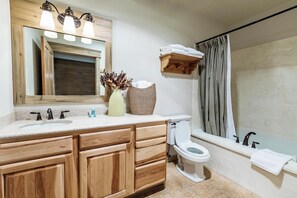 Jetted bath, hair dryer, towels, soap - Cabin 9 at the Almo Inn near City of Rocks and Castle Rocks Parks, Almo Idaho (Almo)