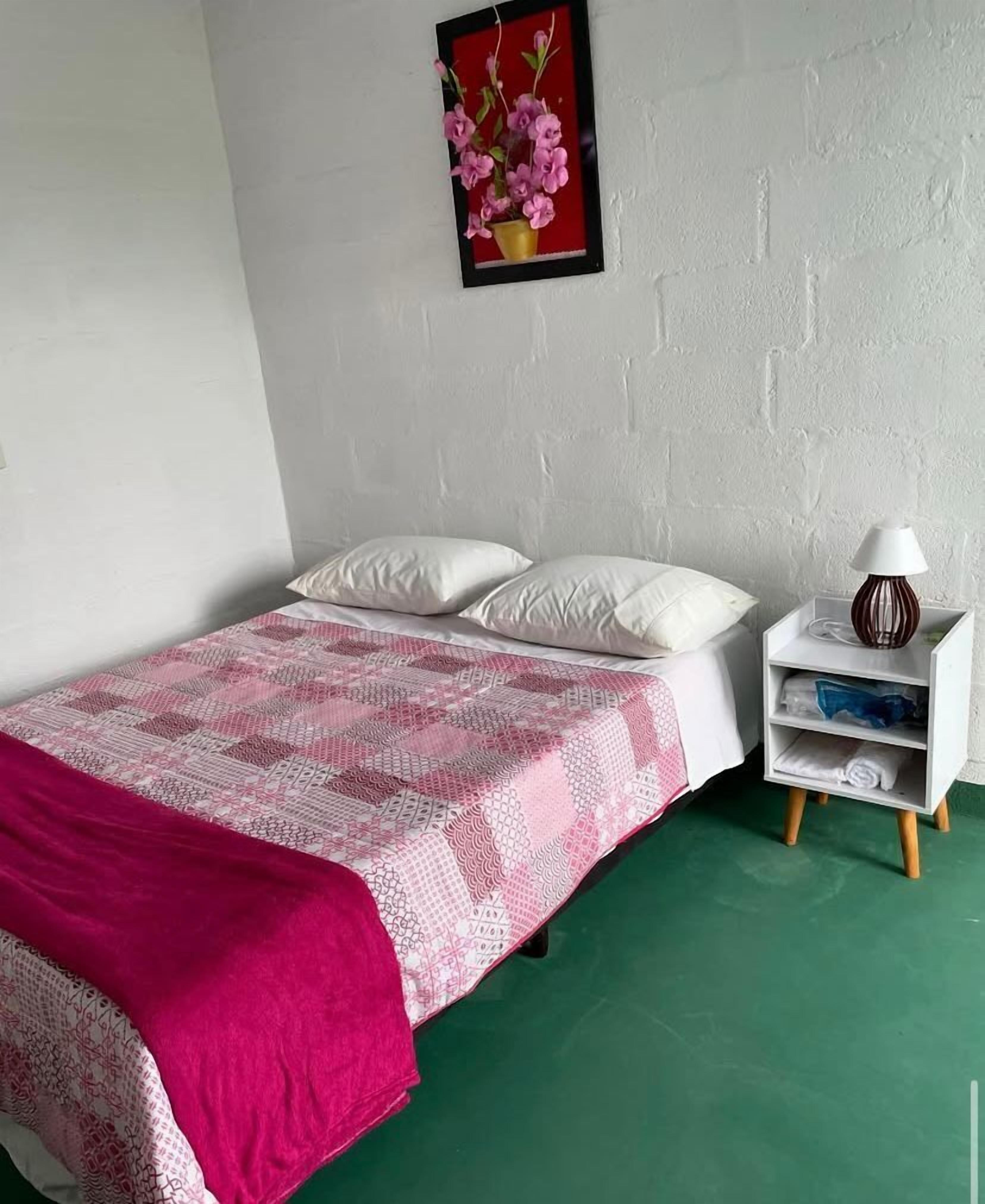Basic Twin Room, 1 Double Bed