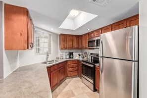 Køleskab, mikrobølgeovn, ovn, kogeplade