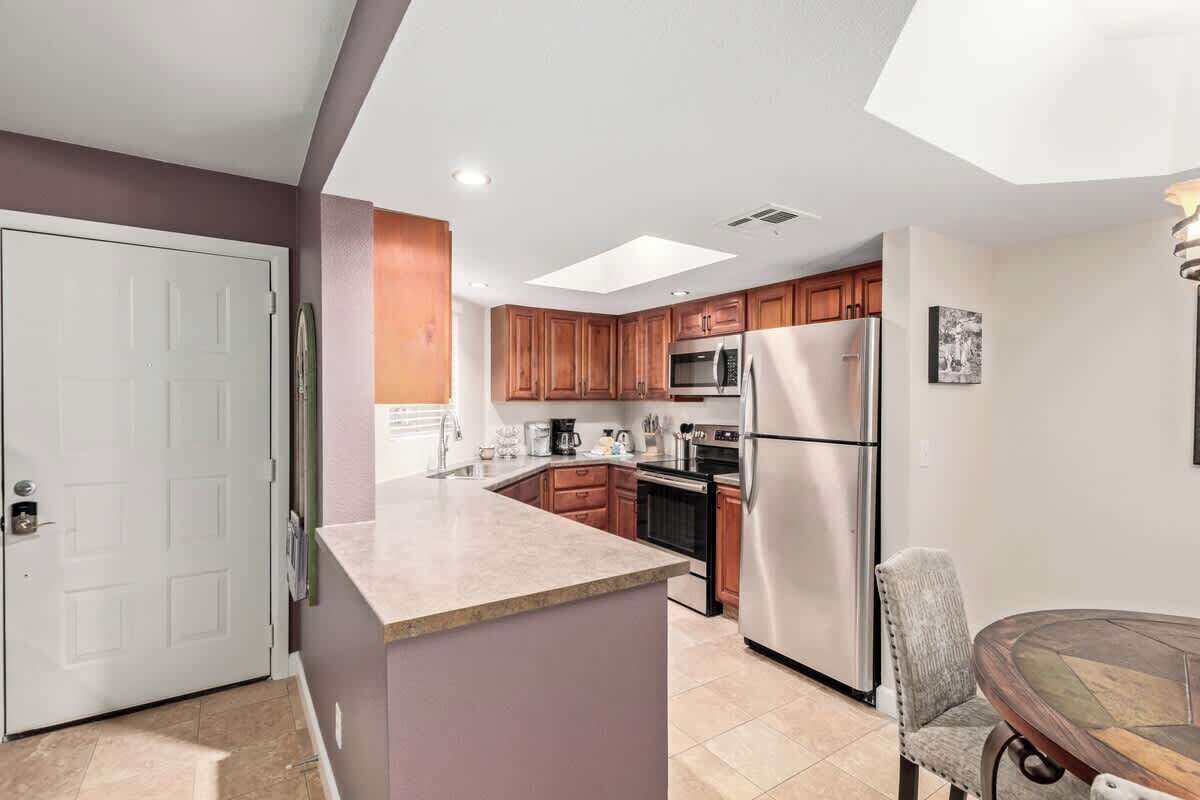 Geladeira, micro-ondas, fogão, cooktop