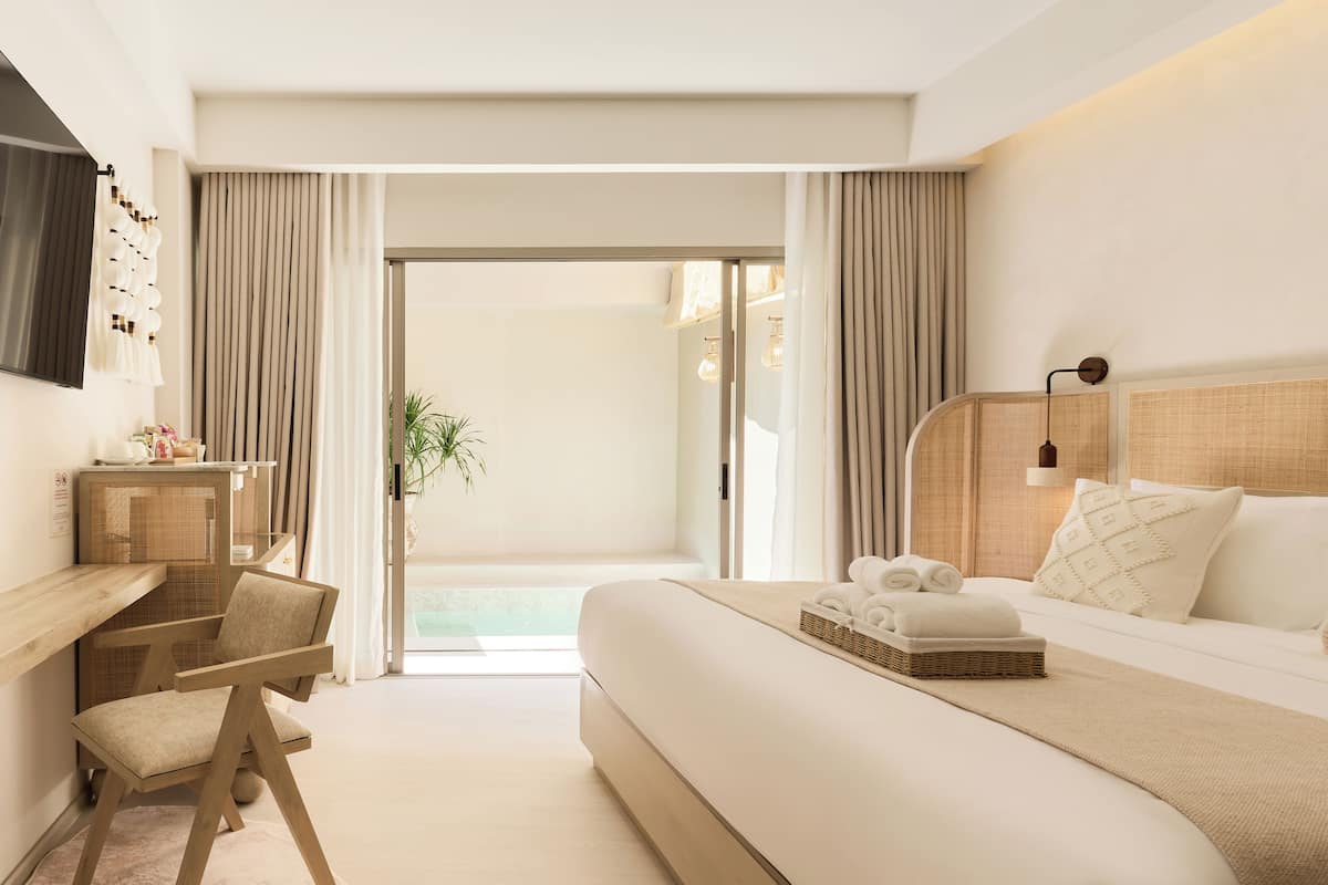 ห้องซิกเนเจอร์, เตียงคิงไซส์ 1 เตียง, วิวสระว่ายน้ำ | เครื่องนอนระดับพรีเมียม, มินิบาร์ฟรีบางอย่าง, ตู้นิรภัยในห้องพัก