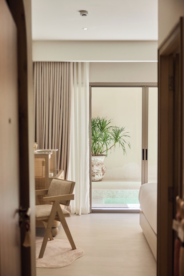 Signature Room, 1 King Bed, Pool View