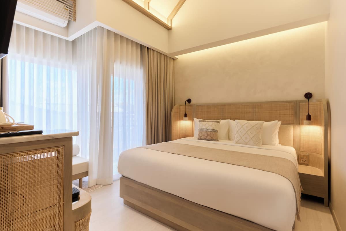 เครื่องนอนระดับพรีเมียม, มินิบาร์ฟรีบางอย่าง, ตู้นิรภัยในห้องพัก