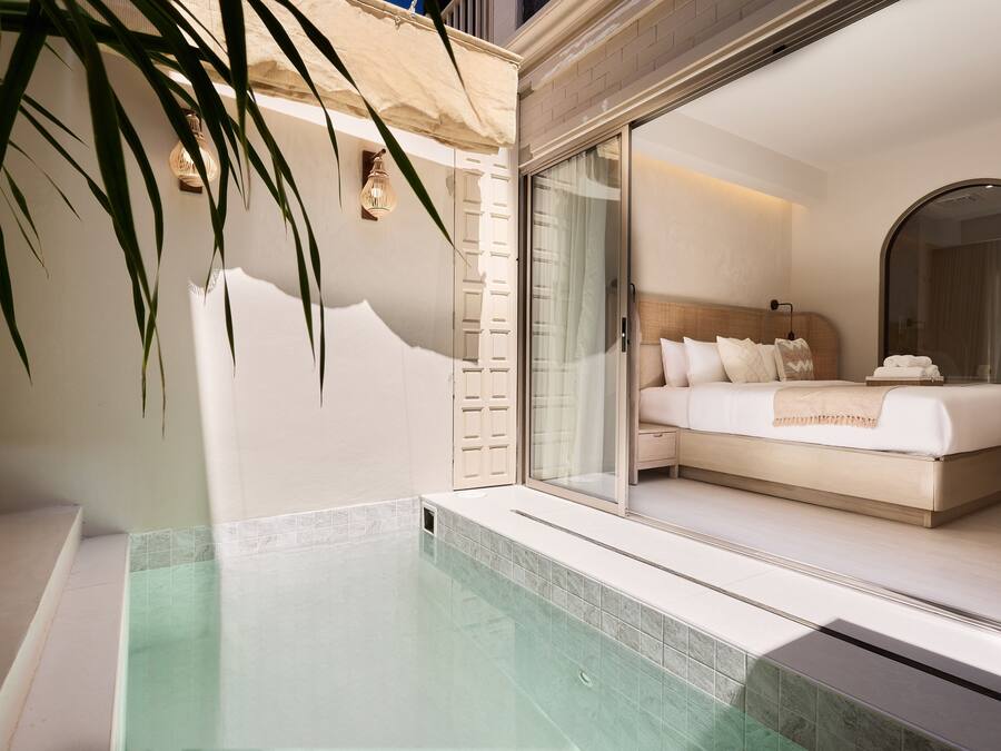 Signature Room, 1 King Bed, Pool View | Premium bedding, minibar (some free items), in-room safe