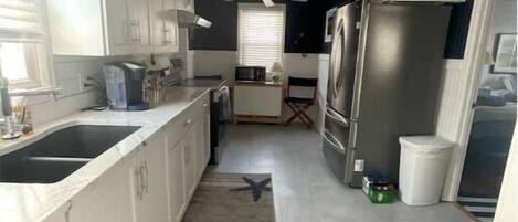 Een koelkast, een microgolfoven, een oven, een kookplaat