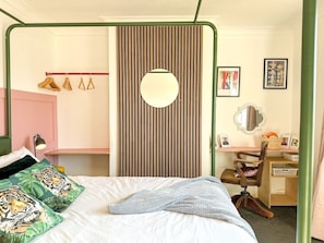 4 bedrooms, iron/ironing board, internet, bed sheets