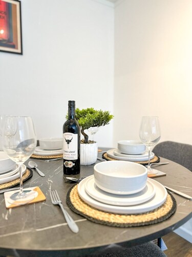 Folkestone Oasis - Central 2 Bedroom Apartment - Pets Welcome!