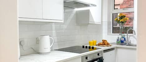 Refrigerador, microondas, horno, placa de cocina